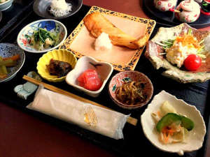 ◆【朝食】旬の魚や煮物、和え物など季節を彩るお惣菜