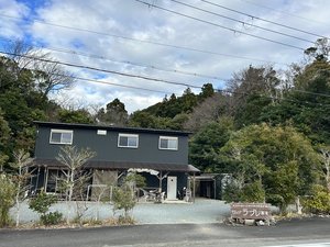 「ロッジラプレ串本」の看板が目印。玄関は建物右手です。砂利スペースの線に沿って駐車下さい。