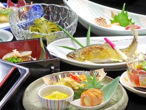 *通常のお食事の一例。川魚料理をはじめ、8～9品をご用意します。
