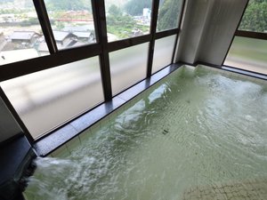 *男湯　大きな窓からは、遠く高山線の陸橋や飛騨川のゆったりとした流れ、白川の町並が望めます。