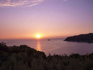 早起きして、海から昇る夏の朝日を見てはいかがでしょうか（海からの朝日は2月下旬～11月上旬迄）