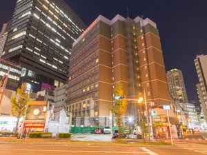 「ホテルイルクオーレなんば」の外観（夜）