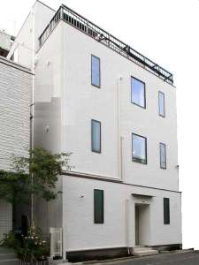 「Asakusa　HomeSuites　Tokyo」の白いプライベート感があるホテルです。