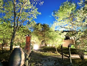「四季の杜紫尾庵」の陽が沈んだ後の数十分間は、幻想的な空模様をお楽しみいただけます。