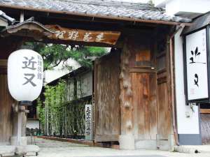 【外観】篠山城跡そばの老舗料理旅館です。