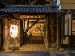 「丹波篠山　近又」の*【外観】篠山城跡そばの老舗料理旅館です。