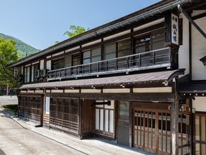 「城山館(しろやまかん）」の重要伝統的建造物に選定されて歴史ある建物です