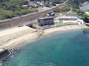 「seaside　villa　HILIFE」の目の前にはコバルトブルーの海