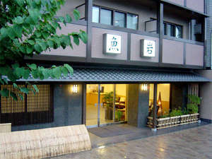 京都駅から徒歩10分！西本願寺の前に佇む宿です。