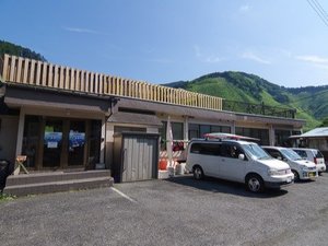 「駅前山小屋　Ａ－ｙａｒｄ」の玄関・駐車場