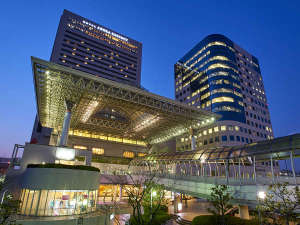 「ホテル　アゴーラ　リージェンシー　大阪堺」の銀傘の屋根が特徴的な駅側からの外観
