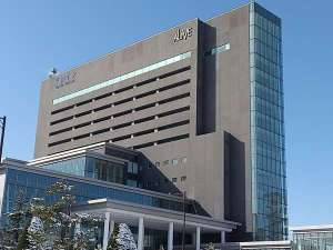 「東横ＩＮＮ秋田駅東口」の秋田駅東口と直結した複合ビル2階にロビーがございます
