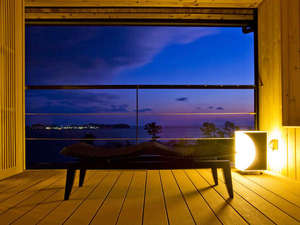 「島別荘悠月」のテラスのウェーブベンチは2人の特等席☆月明かりの下で語らいの時