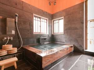 【客室風呂の一例／草庵】ゆっくり入れる広さの湯舟です。扉の奥には露天風呂がございます