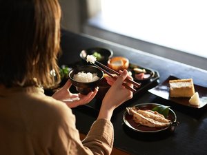 手作りのお惣菜と炊きたての土鍋ご飯でご朝食を