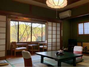 和室８畳のお部屋で、吉野山が魅せる四季折々の景色を眺めれます♪（基本山側ですが道沿い側もございます）