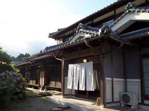 「兵庫県神河町の古民家一棟貸切宿　庭の宿シリーズ　星と風の庭」の玄関の静かにゆれる暖簾がお迎えします。