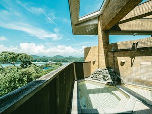 【露天風呂からの景色】露天風呂からも御所湖の絶景が楽しめます！