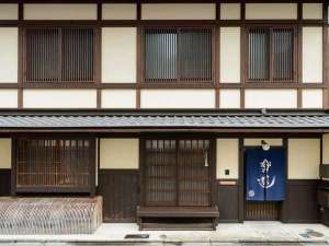 「京町家　楽遊　堀川五条」の格子が印象的な外観。２階は客室。伝統的な京町家の造作です。