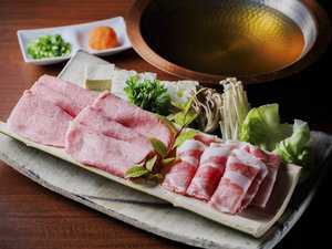 山形が誇る山形牛と米澤豚、やわらかな味わいが織りなすしゃぶしゃぶの競演。