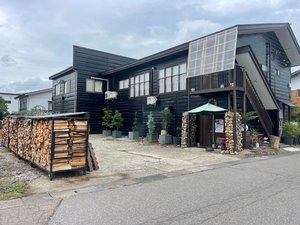 「かみしょーロッジ」の建物の外観になります。東側２階が１号館。西側２階が２号館です。１階にはビリヤードや卓球があります。