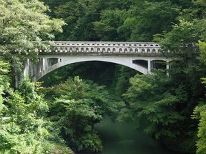 重厚感のあるアーチ型の石橋「黒谷橋」