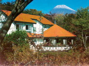 「ペンションぶなの木」の富士山南麓,約900ｍ森林に囲まれた、ユニークなオレンジ12角形のラウンジにリフレシュしました。