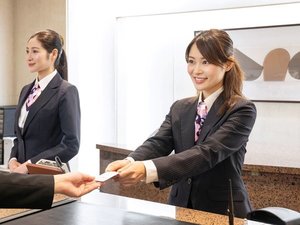 フロントは24時間体制でお客様をお迎えいたします。