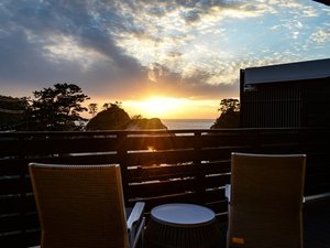 「繭二梁」の【瑠璃】温泉露天風呂付客室 夕日百選の堂ヶ島と駿河湾を一望