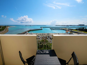 「HOTEL　COZY　STAY　IN　糸満」の■バルコニー■ 窓の外は、沖縄の青い空と糸満の港。開放的な景色や美しいサンセットを特等席にて♪