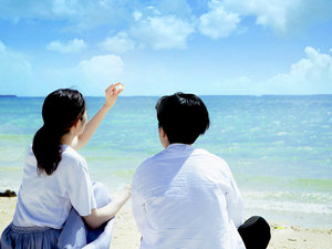 「ホテルグレイスリー那覇」の ビーチでお散歩デート♪青く輝く沖縄の海と真っ白な砂浜に、思わず言葉を忘れる時間。