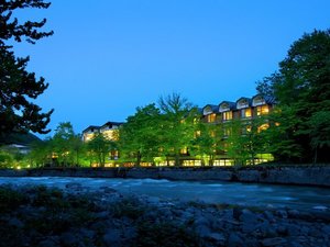 「星野リゾート　奥入瀬渓流ホテル」の奥入瀬渓流の畔に佇む唯一のリゾートホテル