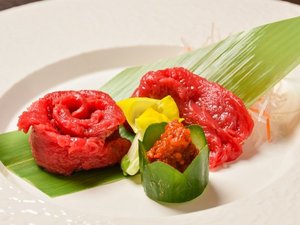 会津名物「さくら刺し（馬刺し）」付プラン。赤身肉を醤油とにんにく辛し味噌で頂くのが会津ならでは。