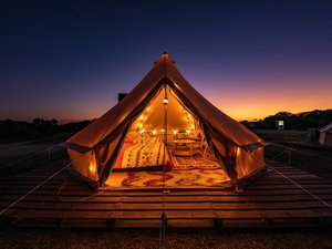 「オカヤマグランピングソラニア」の夜のグランピングテント