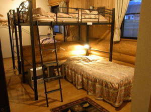 クアッドルームは、全１部屋（シングルベット４台＋寝具の増設可）。ＷＣ、洗面台、ＵＢ完備。