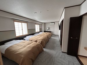 ファミリールーム４ベッド　和室にも布団敷けます。