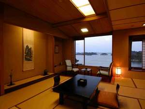 【和室10帖】斜め方向に松島湾が見えるので、リーズナブルな価格設定となっております。