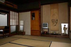 旧館８畳間：文化財に引けをとらない良い材木を使ったお部屋です。広縁・応接セット付き。