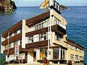 「旅館　玉島荘」の日本海の目の前に立地する玉島荘