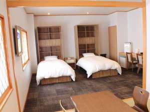 和洋室（ROYAL）：洋室のベッドルームと畳敷きの和室からなる和洋折衷のお部屋です。