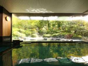 「鹿教湯温泉　斎藤ホテル」の大浴場の内湯からも、鹿教湯の四季をお楽しみいただけます。