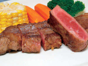 【夕食】自慢の北海道産牛のサーロインステーキを召し上がれ♪