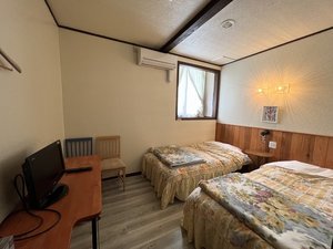 ツインベットルーム・お部屋はシンプルですが、羽毛布団の寝心地は最高です☆彡