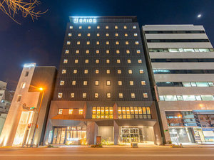 「グリッズプレミアムホテル熊本(2024年4月1日オープン)」の【外観】大通り沿いに面した施設です。