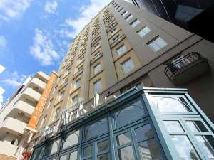 「ホテルモントレ　ラ・スールギンザ」の路地にたたずむパリのアパルトマンを思わせるホテル