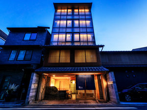 「Rinn　Kiyomizu　Gion（鈴ホテル　清水祇園）」の外観（夜）