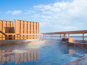 ★最上階絶景露天風呂「天海の湯・殿湯」朝と夕それぞれの清々しい朝日や夕日にきらめく海を堪能。