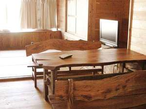和洋室（角部屋）　室内内装やテーブルはお宿を営む木工芸店が手がけます。意外と実力派