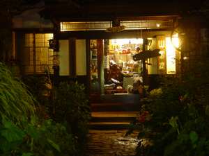 「宿坊神乃家　山楽荘」の夜の玄関