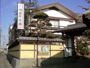 「徳寿司旅館」の和風の外観
